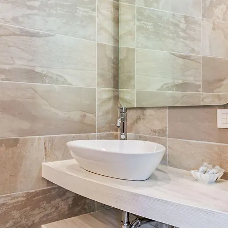 Guesthost - Piazzale Michelangelo Modern Flat شقة